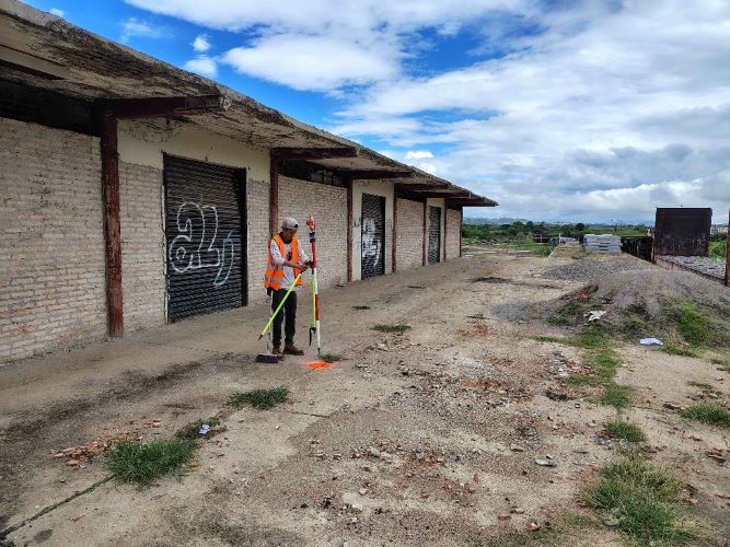 Equipo topográfico en campo