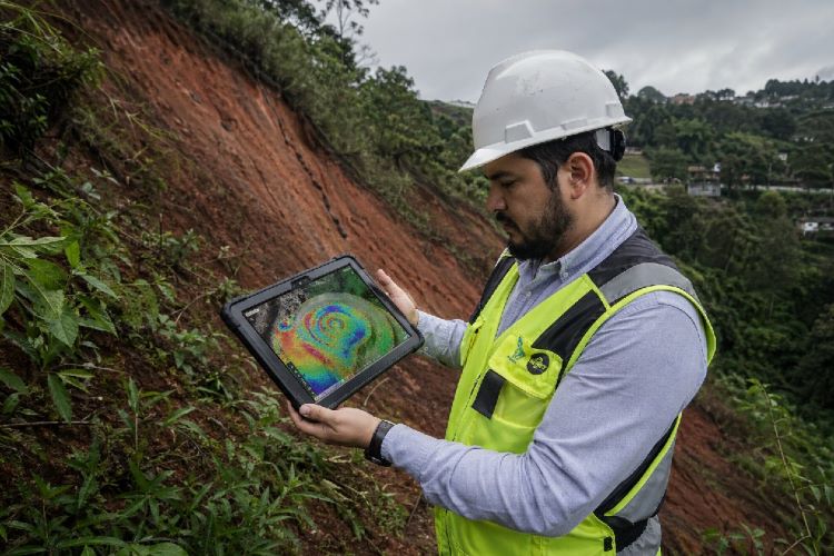 monitoreo satelital DInSAR talud ladera inestable Mexico